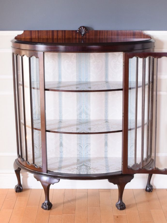 ガラスショーケースの扉の中