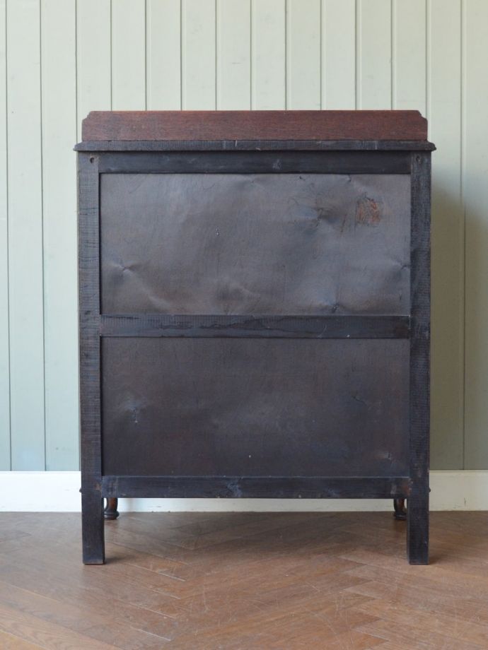 チェストの後ろ姿