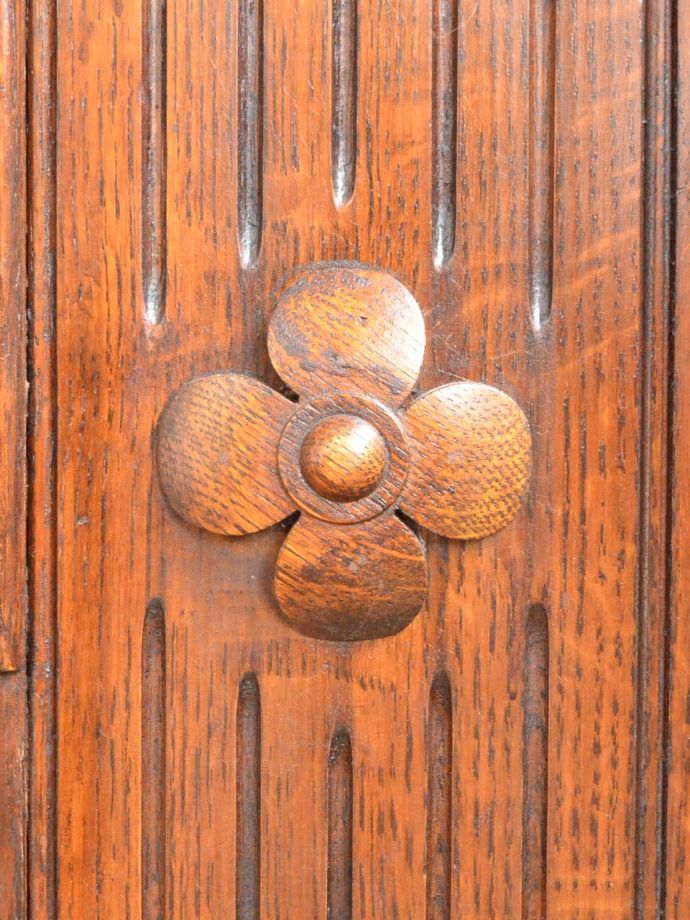 英国アンティーク家具らしい装飾