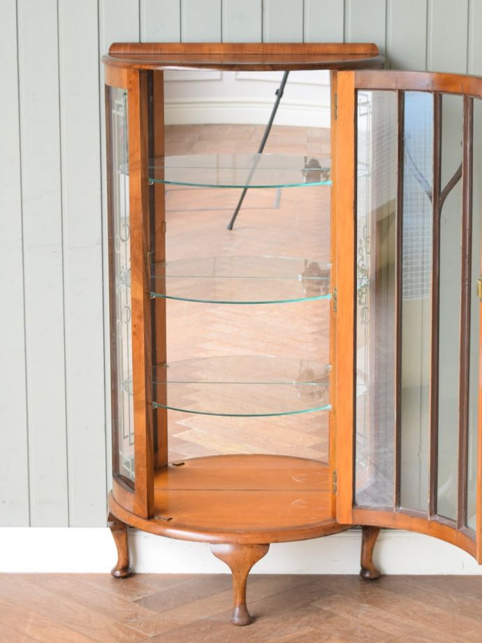 ガラスキャビネットの扉の中