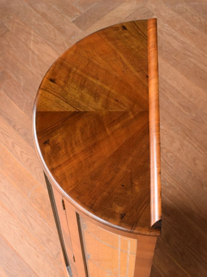 アンティークキャビネットの天板