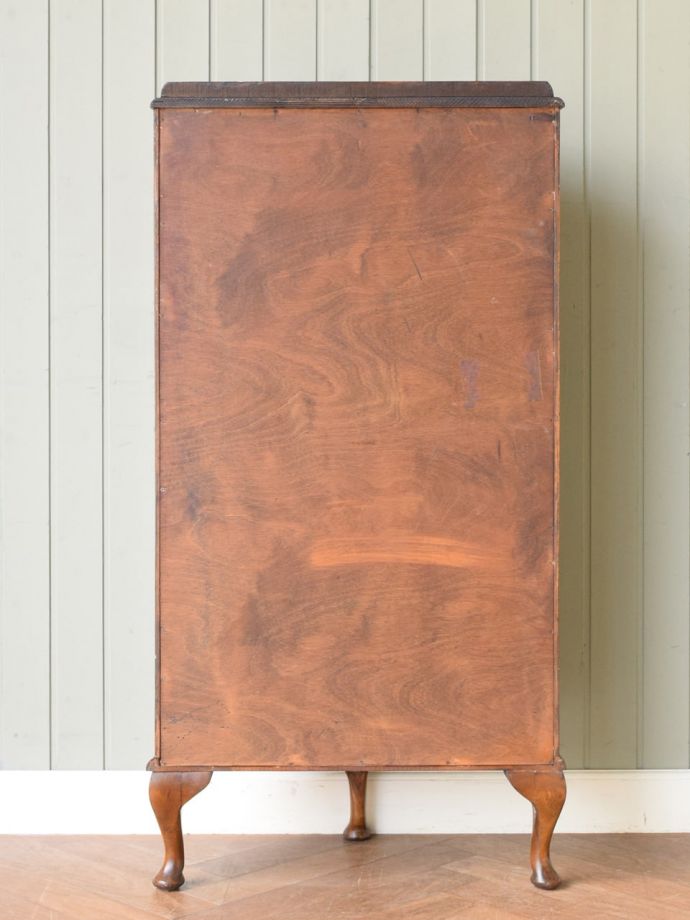 キャビネットの後ろ姿