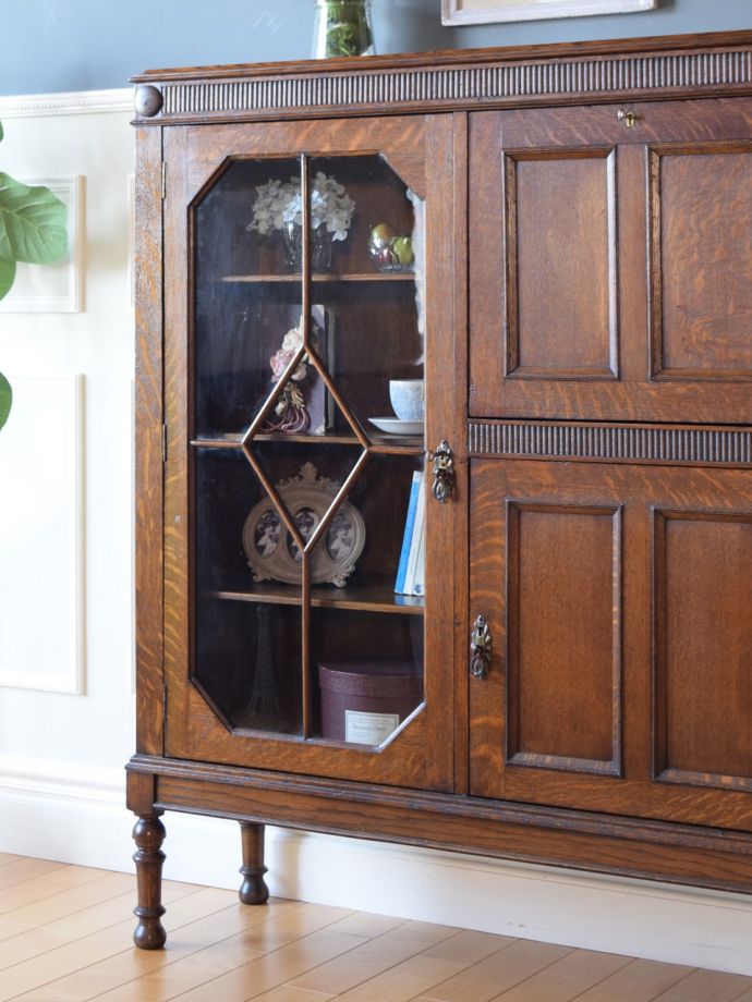 アンティーク家具らしさが漂うビューロー