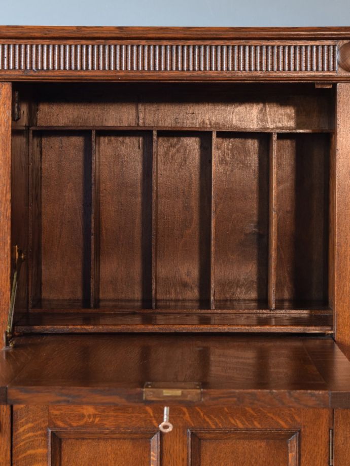 アンティークビューローの中