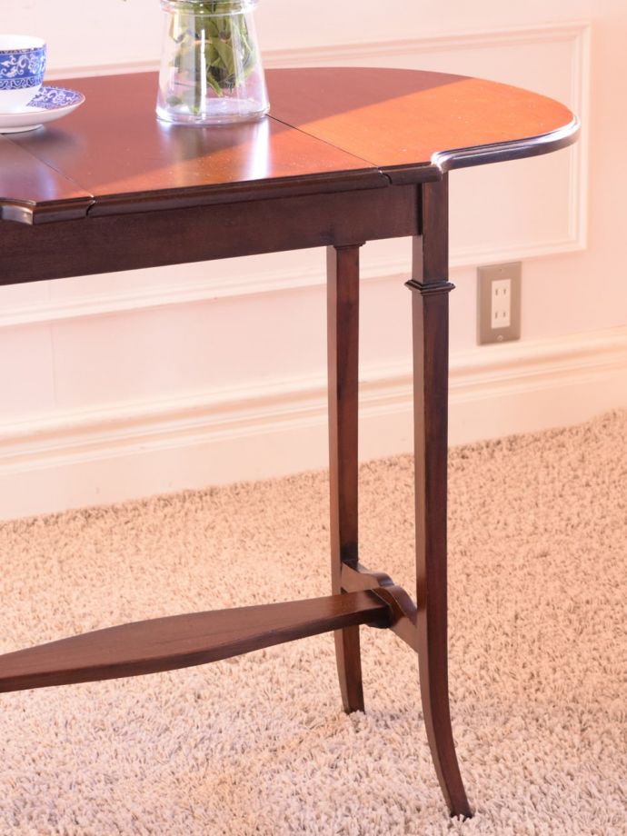 伸長式のおしゃれなアンティークテーブル