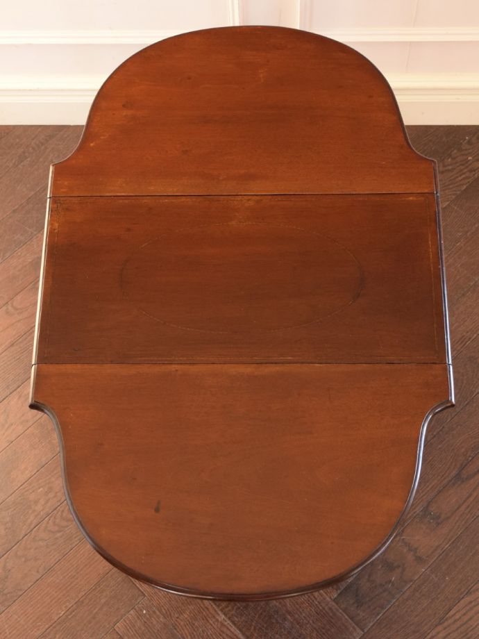 天板を広げた折り畳みテーブル