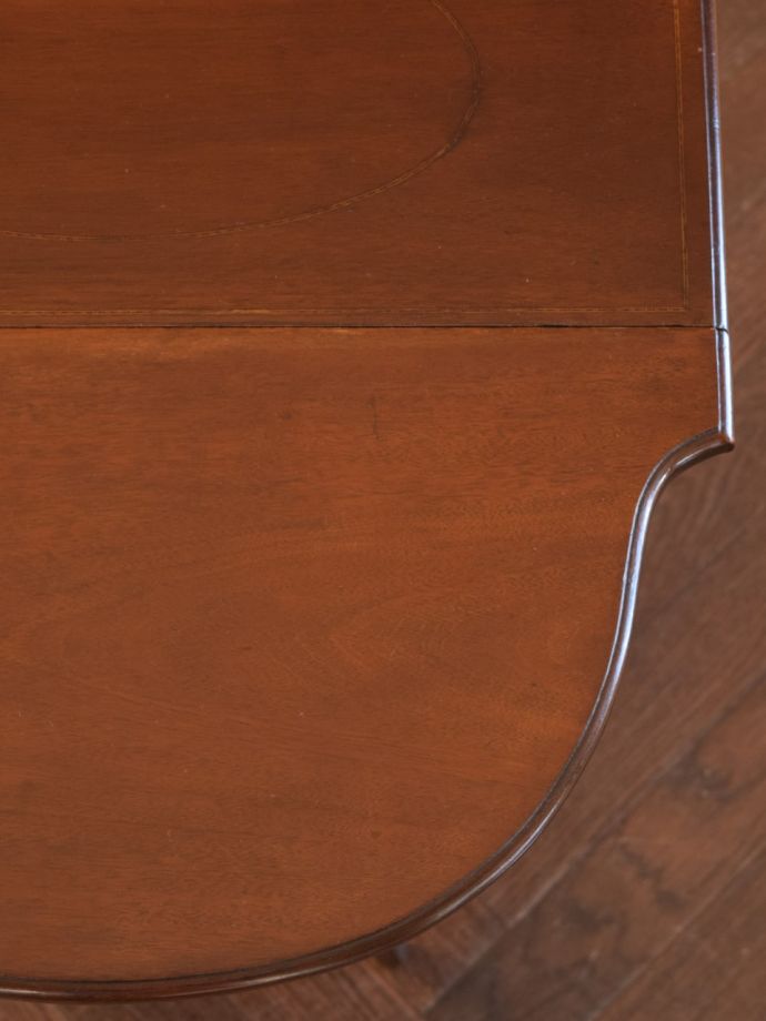 アンティークテーブルらしい木目