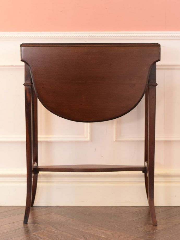 畳んだ時のゲートレッグテーブル