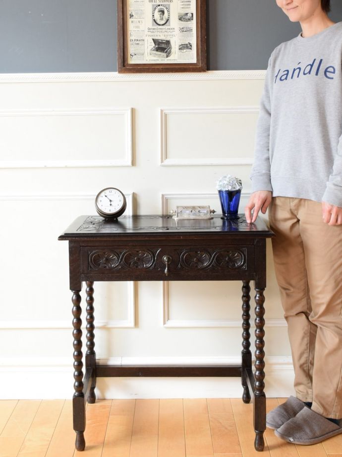 英国アンティークのコンソールテーブル