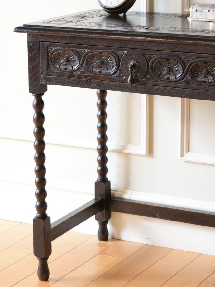 アンティーク家具らしさが漂うコンソールテーブル