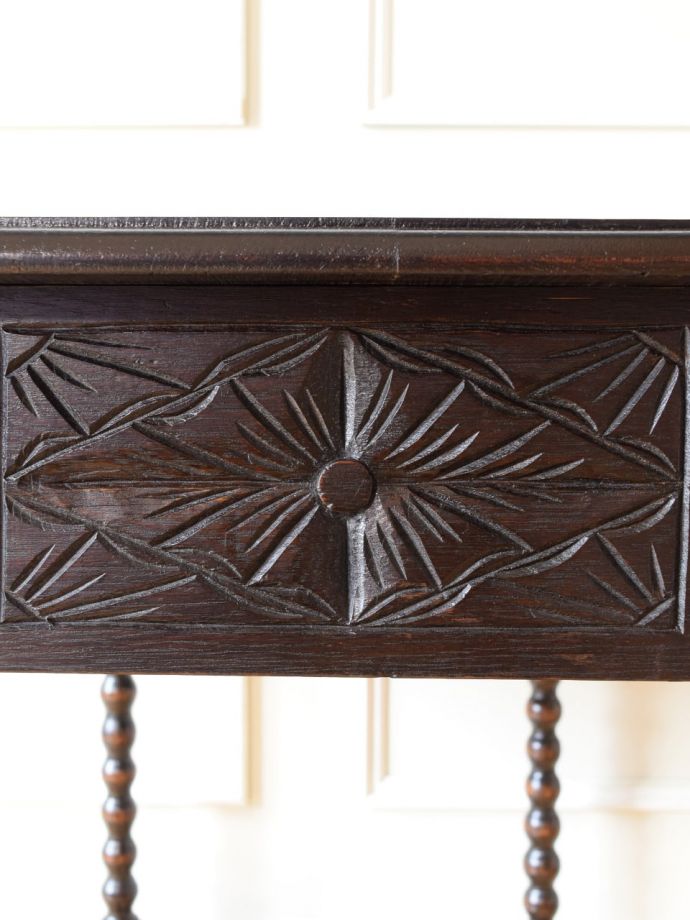 英国アンティーク家具らしい彫