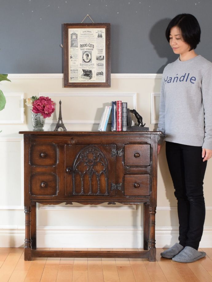 英国アンティークのサイドボード