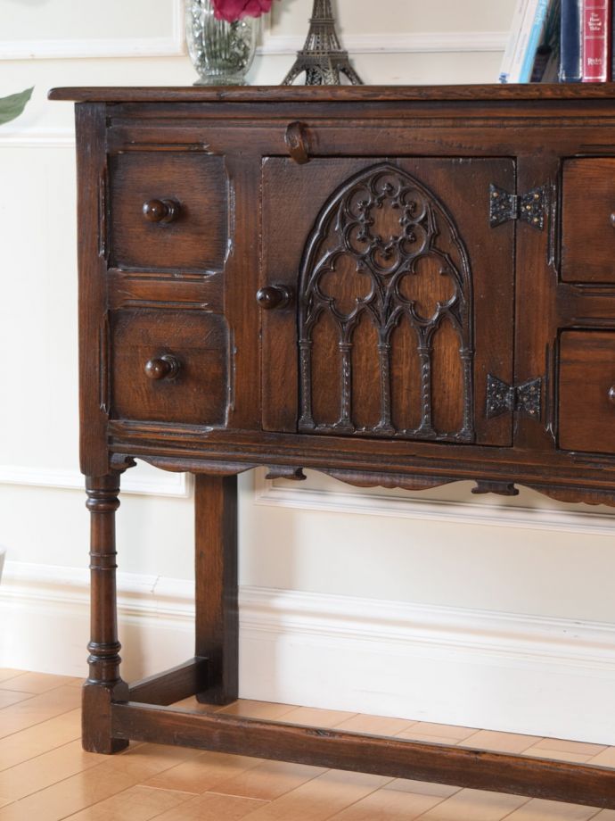 アンティーク家具らしさが漂う装飾