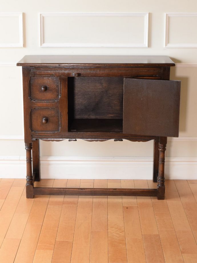 サイドボードの扉の中