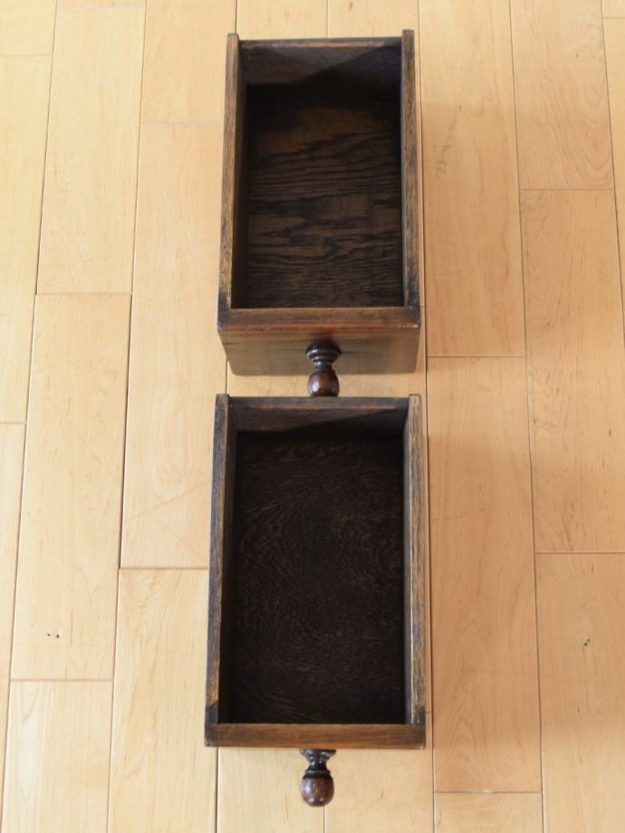 サイドボードの引き出しの中