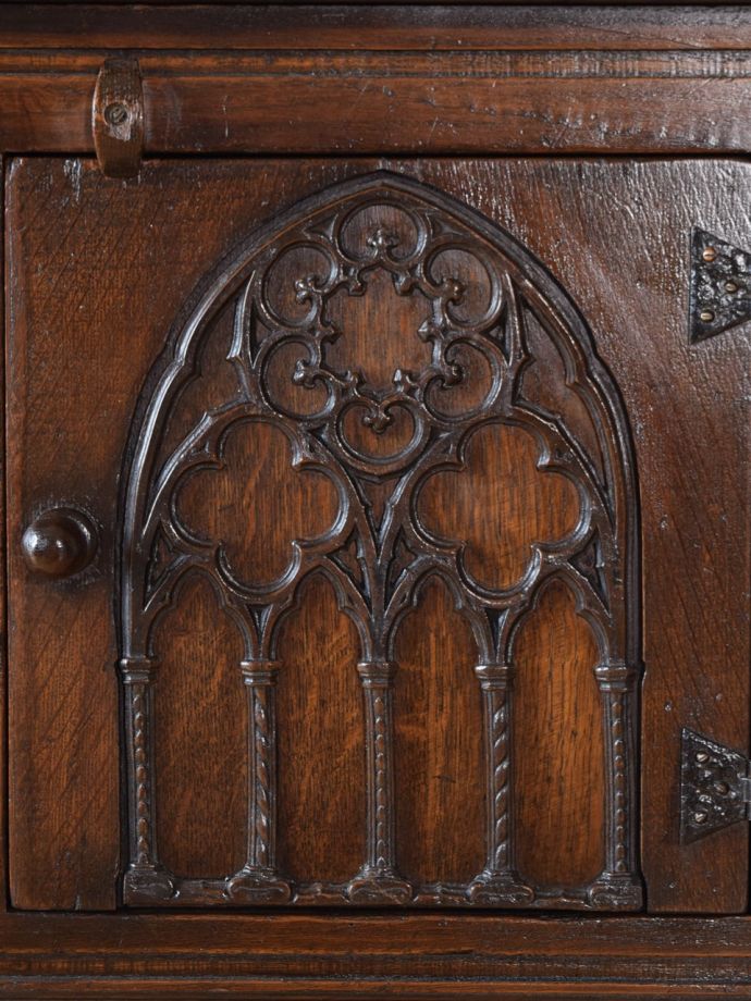 英国アンティーク家具らしい彫