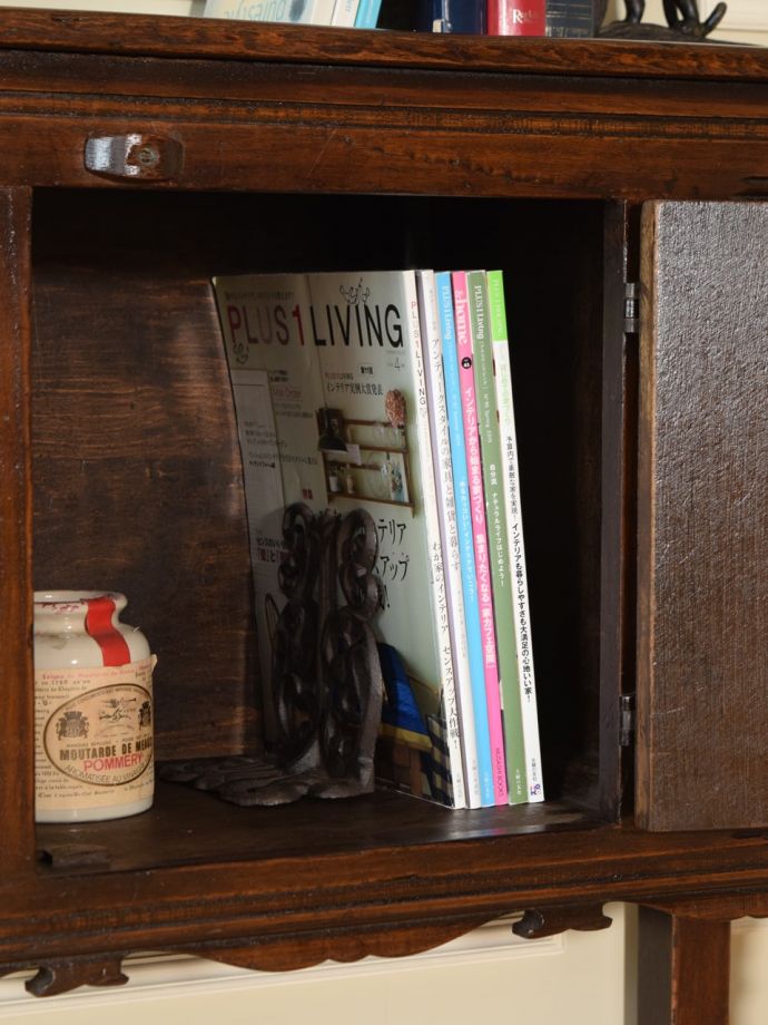 サイドボードの扉を開けると