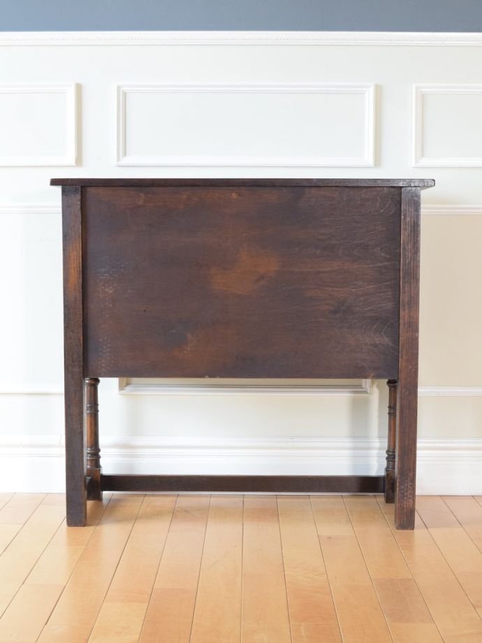 サイドボードの後ろ姿