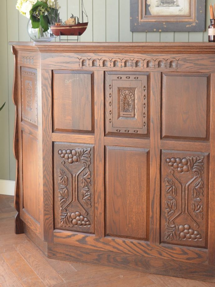 アンティーク家具らしさが漂うカウンター