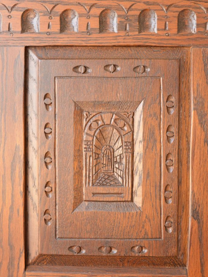 英国アンティーク家具らしい装飾