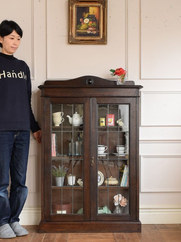英国アンティークのガラスキャビネット
