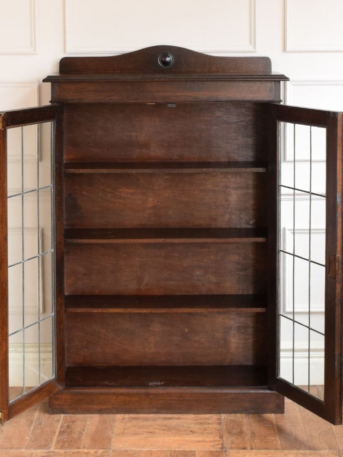 キャビネットの扉の中