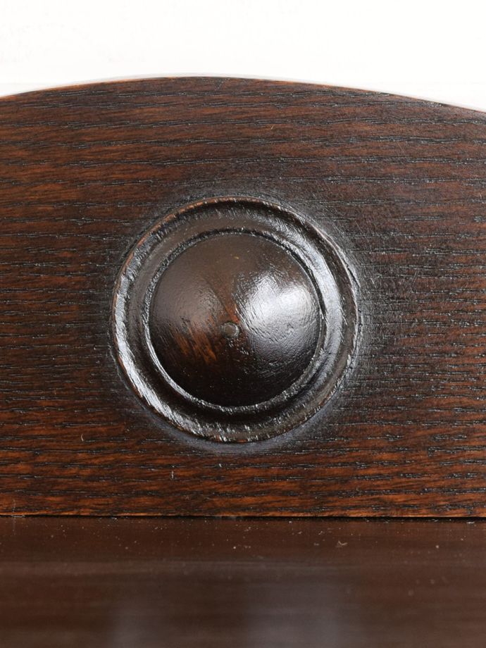 英国アンティーク家具らしい装飾