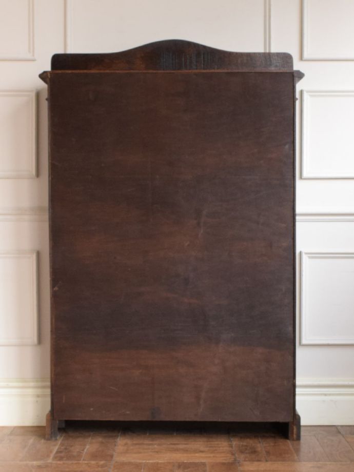 キャビネットの後ろ姿