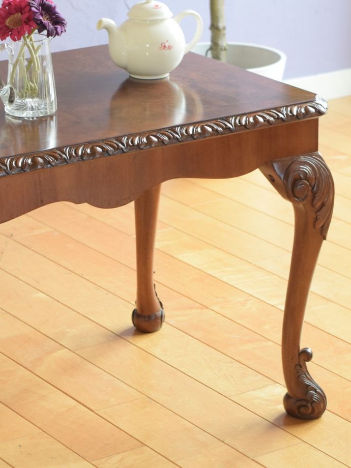 英国のアンティーク家具らしいデザイン