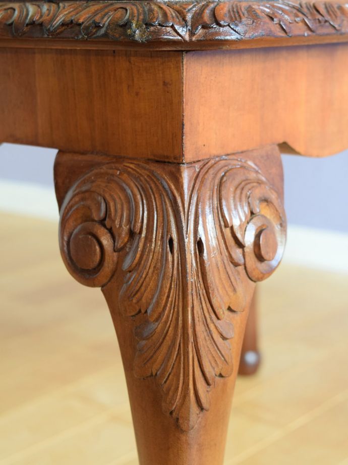 英国アンティーク家具らしい装飾