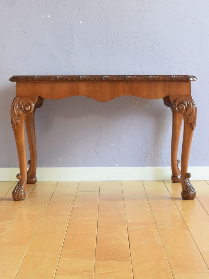 コーヒーテーブルの後ろ姿