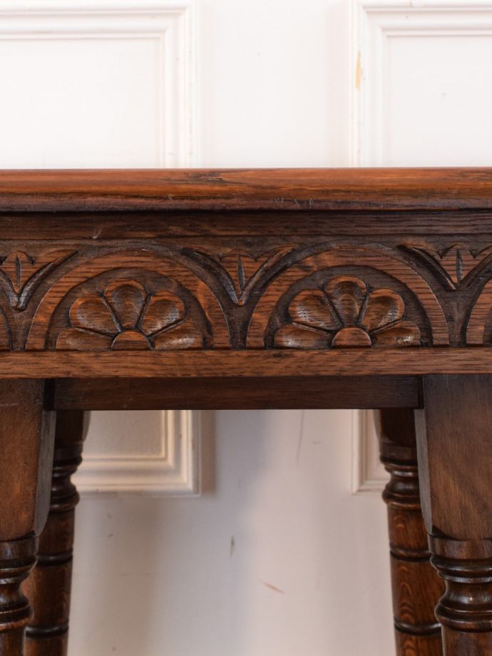 英国アンティーク家具らしい装飾