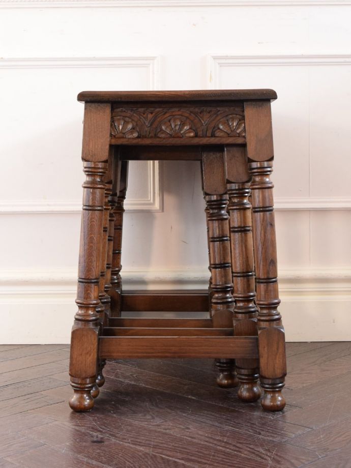 アンティークコーヒーテーブルの側面