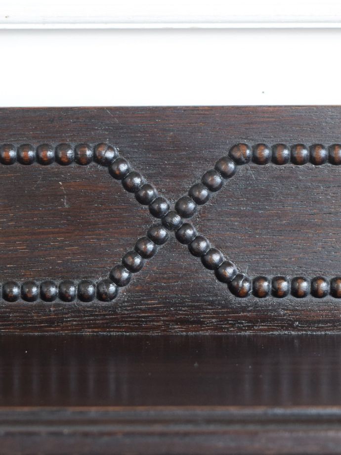 英国アンティーク家具らしい装飾