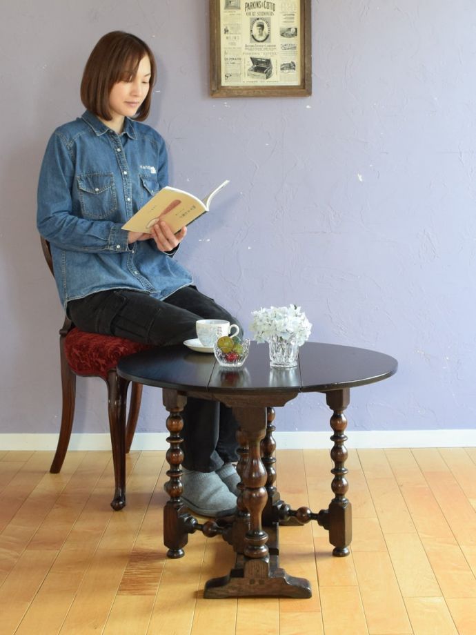 アンティークの折り畳み式テーブル