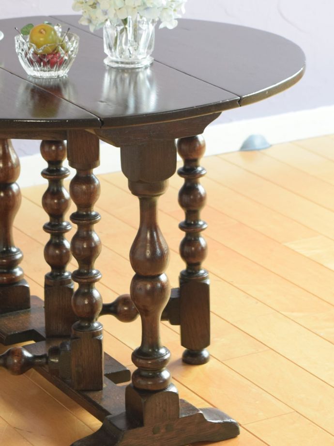 伸長式のおしゃれなアンティークテーブル