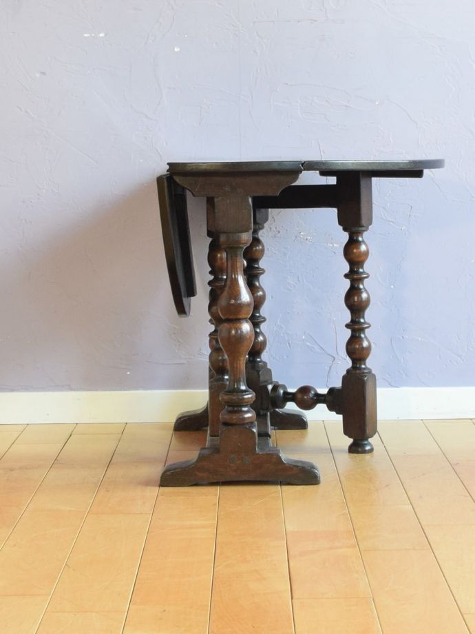 片足を開いた折り畳みテーブル