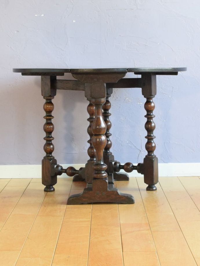 両足を広げた折り畳み式テーブル