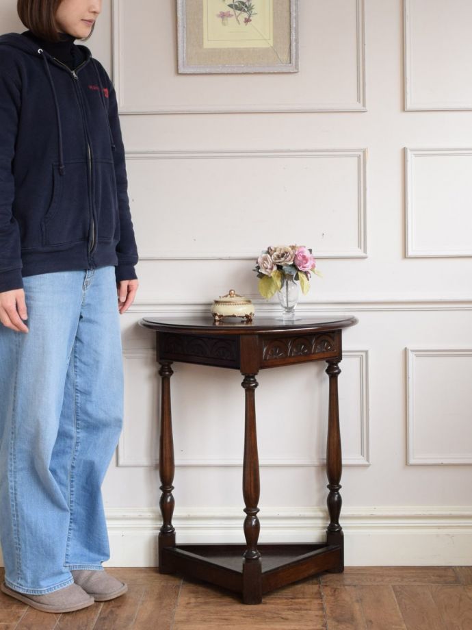 アンティークのコンソールテーブル