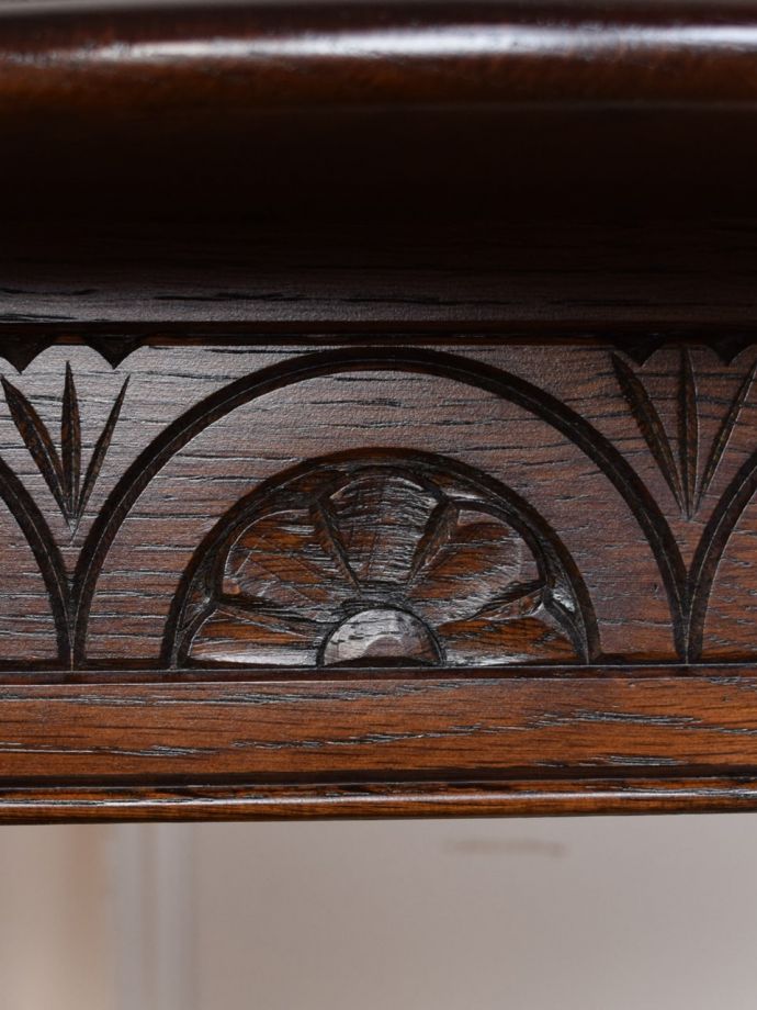 英国アンティーク家具らしい彫