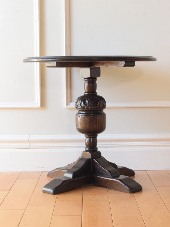 アンティークテーブルの横顔