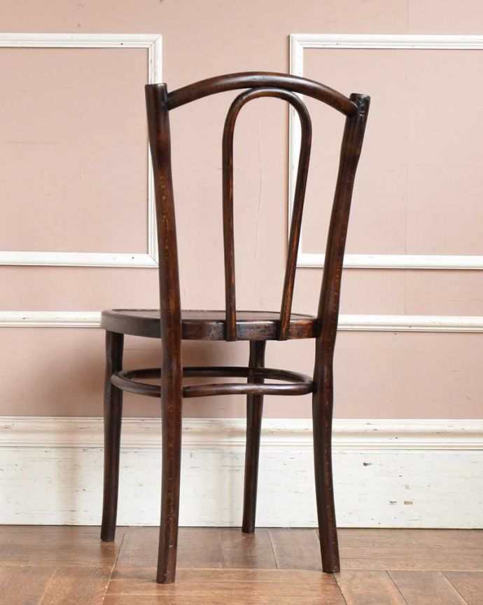 ベントウッドチェア　アンティーク チェア　イギリスの伝統的な技法が用いられた美しい椅子、アンティークのベントウッドチェア。後ろ姿にも自信があります！アンティークは新品ではないので経年変化によるキズはありますが、しっかり修復して組み直したので安心して座って頂けます。(q-239-c)