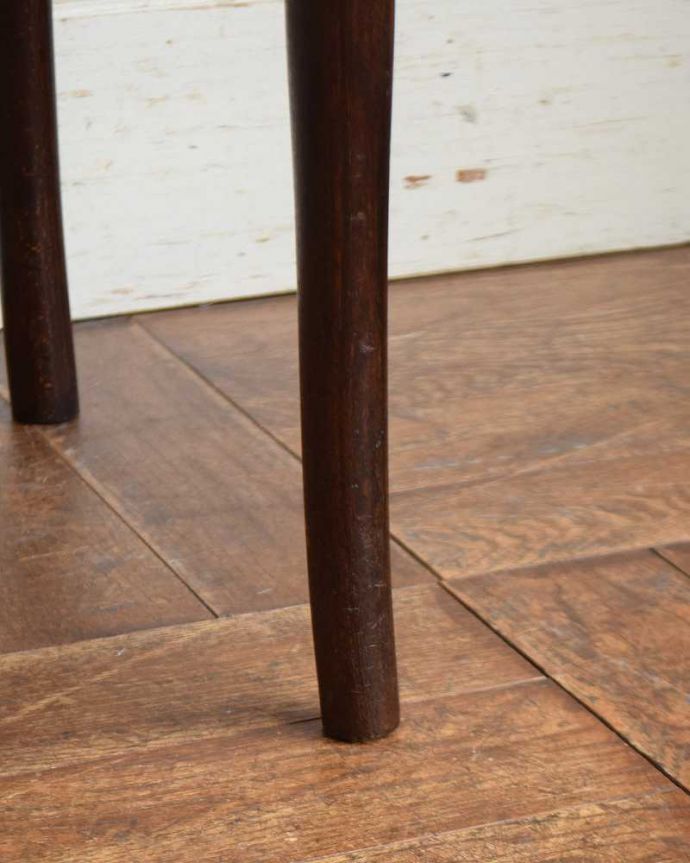 ベントウッドチェア　アンティーク チェア　イギリスの伝統的な技法が用いられた美しい椅子、アンティークのベントウッドチェア。移動もラクラクHandleのアンティークチェアの脚の裏には、フェルトキーパーをお付けしていますので、床を滑らせてお使い頂けます。(q-239-c)