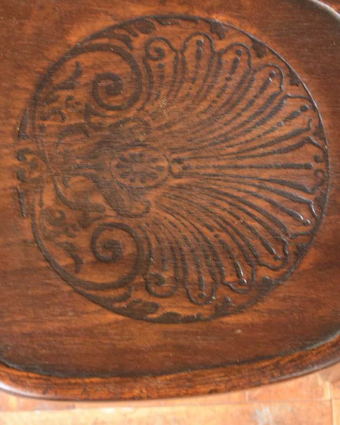 ベントウッドチェア　アンティーク チェア　イギリスの伝統的な技法が用いられた美しい椅子、アンティークのベントウッドチェア。近くで見てみるとそれぞれ模様が違うベントウッドチェアの座面。(q-239-c)