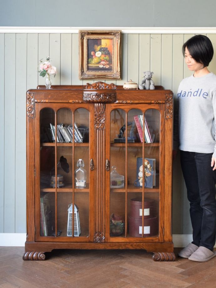 英国アンティークのキャビネット