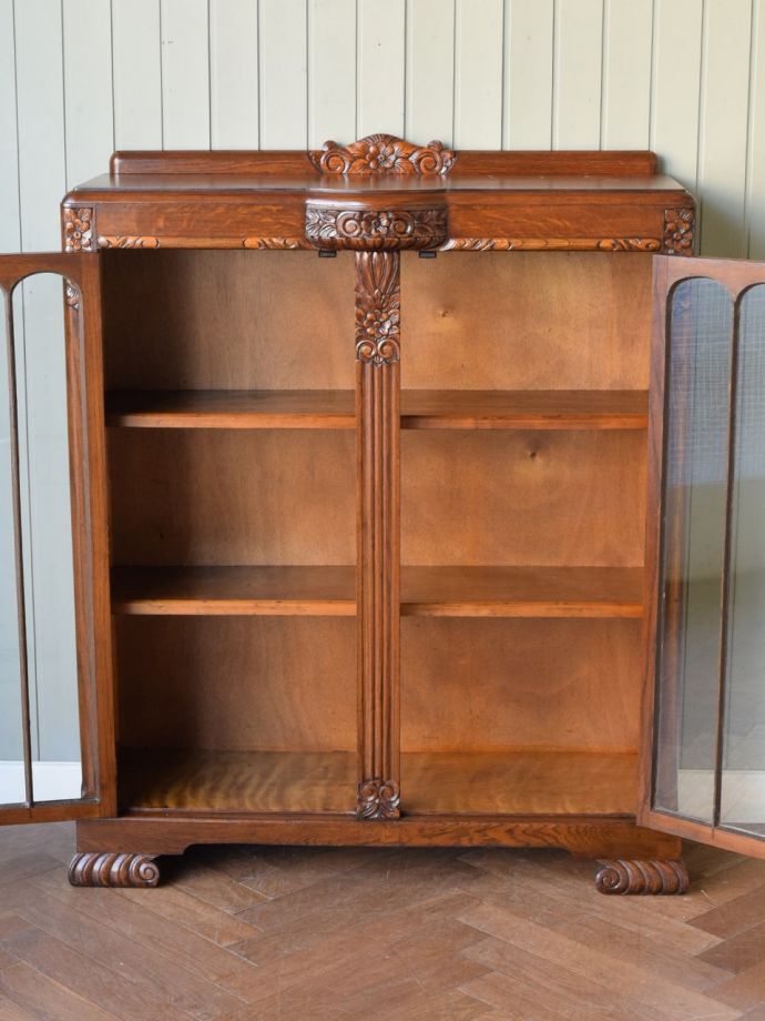 アンティークキャビネットの扉の中