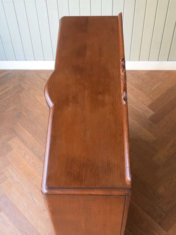 アンティークのキャビネットの天板