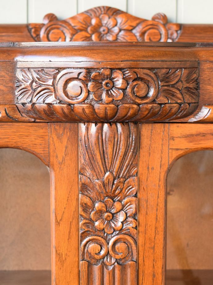 英国アンティーク家具らしい装飾