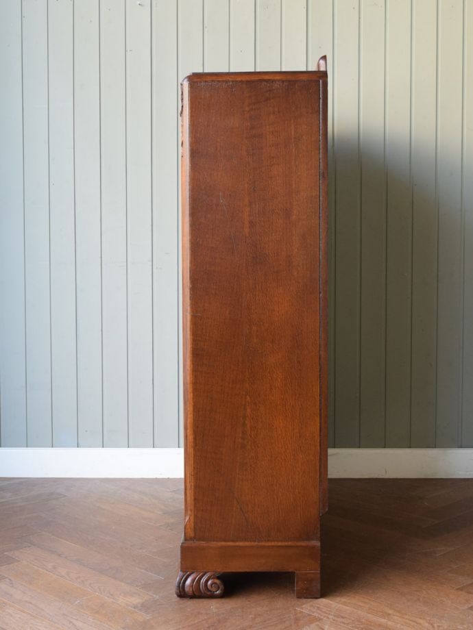 キャビネットの側面