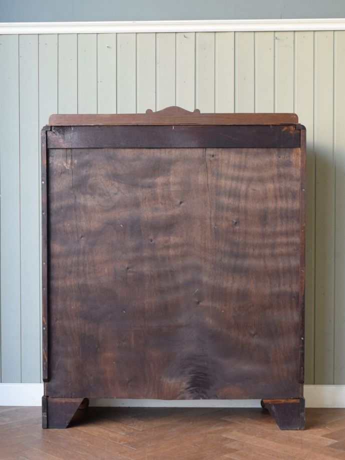 キャビネットの後ろ姿